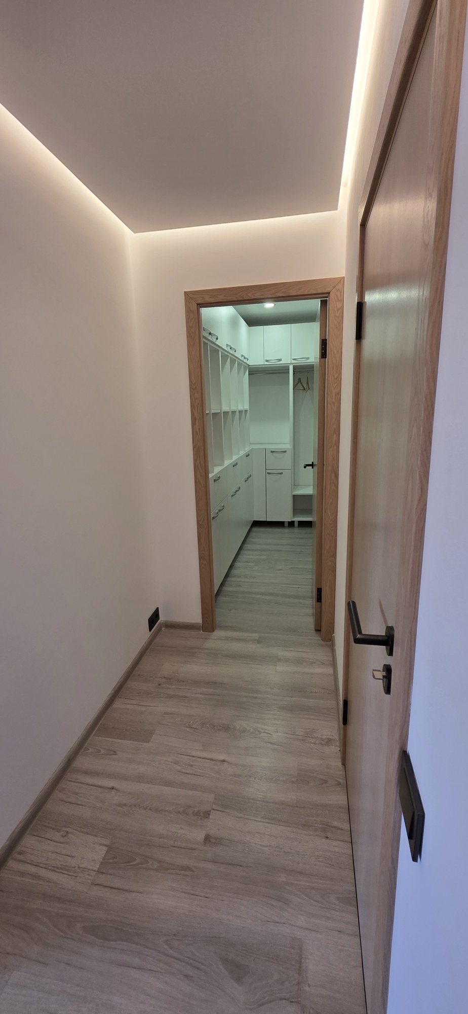 Iebūvēta garderobe ar koka apdari un LED apgaismojumu